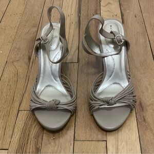 Bandolino Taupe Knotted Sandals. Size 7.5